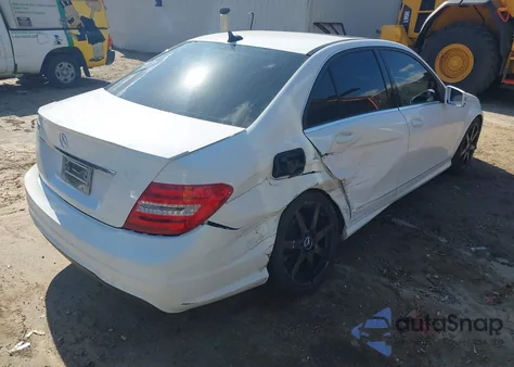 2013 Mercedes-Benz C 250 Sport z USA, uszkodzony, nr VIN WDDGF4HB9DA755681